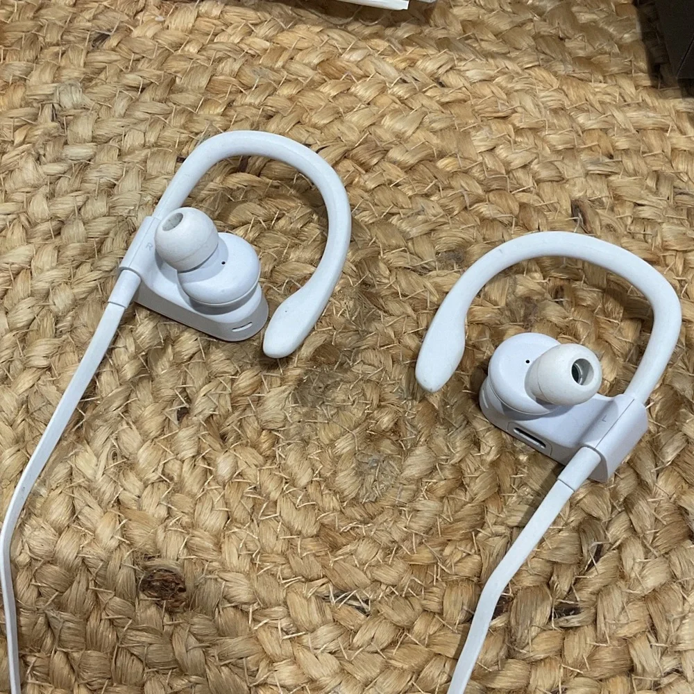 Apple Powerbeats3 Wireless Earphones in White with Carry Case and Accessories